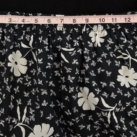 Carriage Court 10 Petite Floral Black and White Women's Skirt With Pockets - Picture 7 of 10